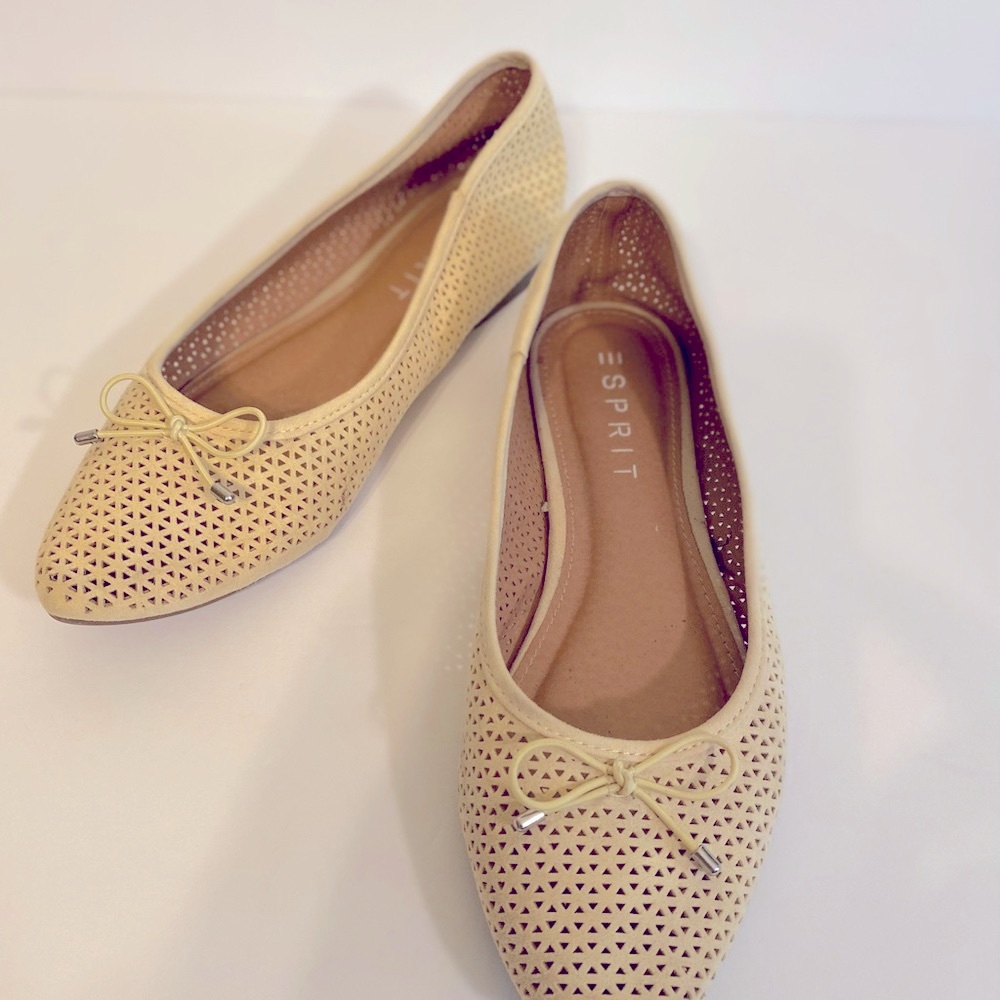 Esprit - Woman’s pastel yellow perforated flats, Size: 8.5